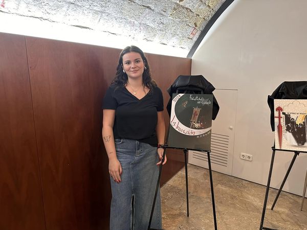 ENTREVISTA A INÉS LÓPEZ BALSALOBRE, TERCER PREMIO DEL PRIMER CONCURSO DE CARTELES FIESTAS DEL ESCUDO “LA INVASIÓN” 2023