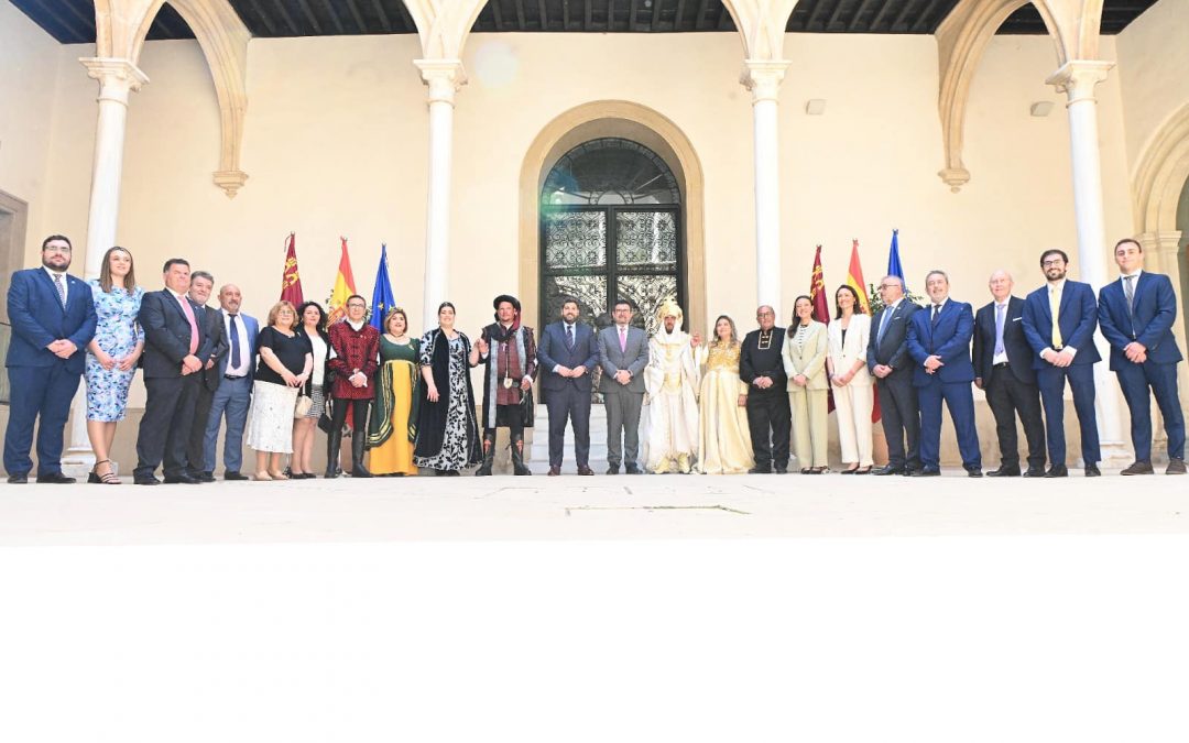 El presidente de la Comunidad recibe a los representantes de las Fiestas del Escudo